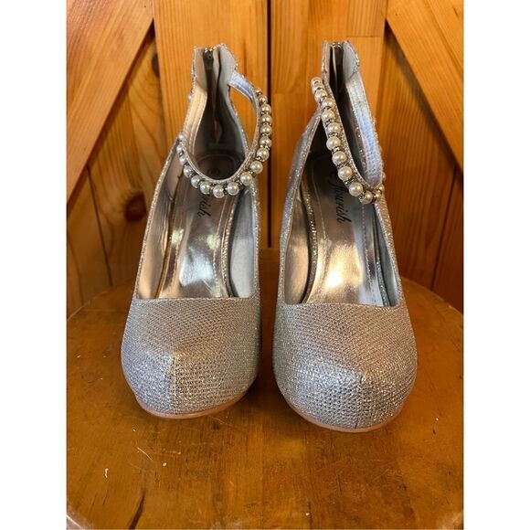 Flourish Silver Heels Size 8 - Picture 2 of 8